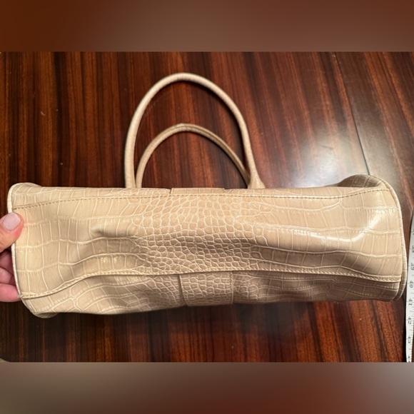 LIZ CLAIBORNE Cream Croc Embossed Faux Leather Top Handle Bag East-West - Picture 8 of 16